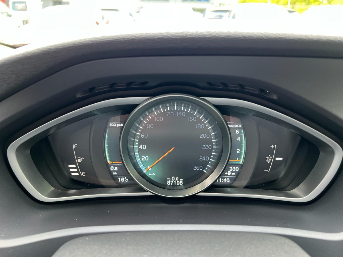 Volvo V40 1.6 T2 Momentum — foto 31