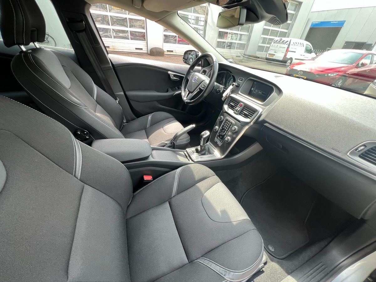 Volvo V40 1.6 T2 Momentum — foto 9