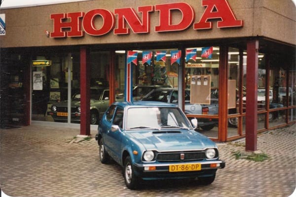 De oorsprong van het Honda dealerschap bij Autobedrijf Adrie Jonk - Nostalgische showroom